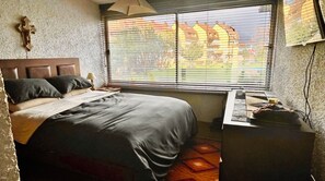 4 bedrooms, desk, free WiFi, bed sheets - Walk to Lake & Downtown, Volcano Views. Central Heating. ski on a volcano! (Pucón)