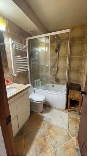 Shower, hair dryer, towels, soap - Walk to Lake & Downtown, Volcano Views. Central Heating. ski on a volcano! (Pucón)