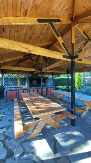 Outdoor dining - Walk to Lake & Downtown, Volcano Views. Central Heating. ski on a volcano! (Pucón)