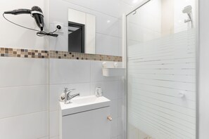 Kostenlose Toilettenartikel, Haartrockner, Handtücher