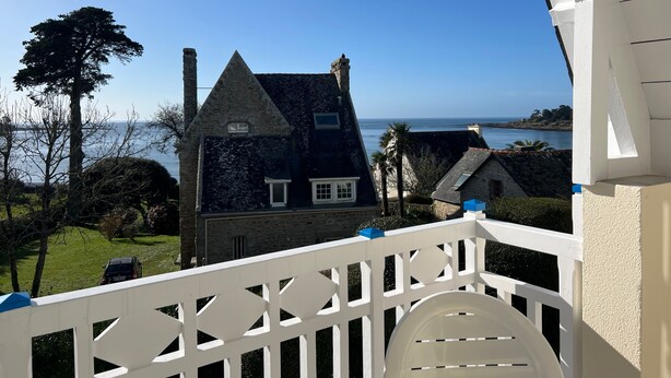 A stone house with a balcony overlooking a coastal view. - La plage du Trez - Charmant duplex avec vue mer (Benodet)