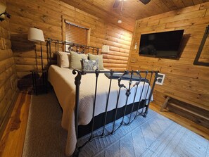 1 bedroom, WiFi, bed sheets - Cedar Rustic Cabin at Lost Trails (Madison)
