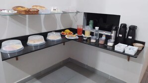 Un bufé de desayuno con una variedad de alimentos y bebidas.