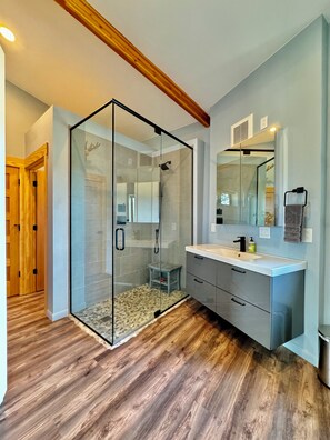 Een haardroger, handdoeken, zeep, toiletpapier