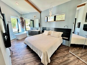 3 slaapkamers, een strijkplank/strijkijzer, wifi, beddengoed