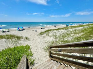 På stranden og solsenger