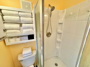 Douche, sèche-cheveux, serviettes fournies, savon