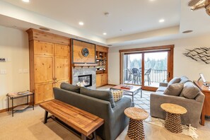 TV connectée, cheminée, livres, chaîne hi-fi