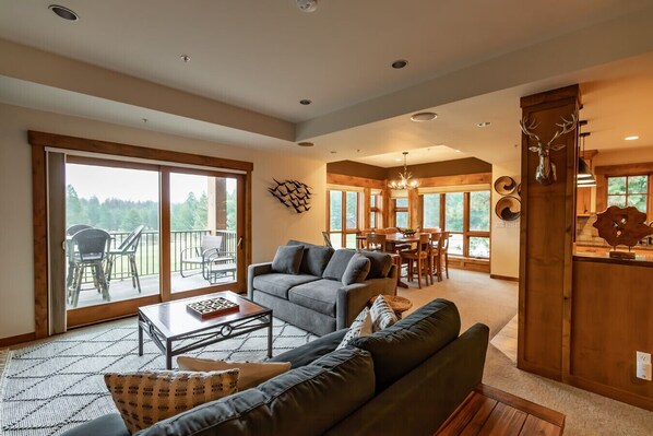 Smart TV, lareira, livros, aparelho de som