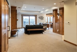 Smart TV, fireplace, stereo