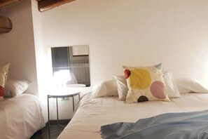 2 bedrooms, desk, travel cot, WiFi - The Artist (Trecastagni)