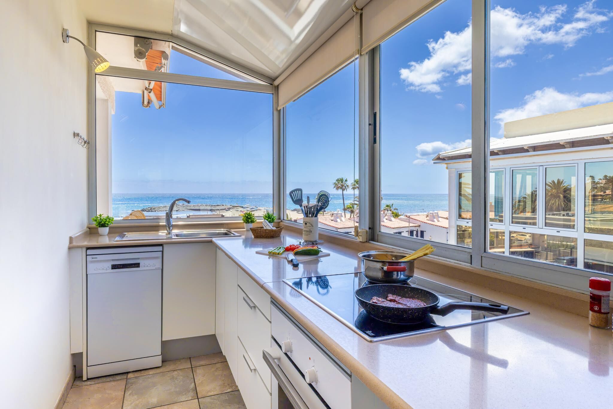 Réfrigérateur, micro-ondes, four, lave-vaisselle