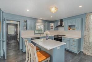 Fridge, microwave, oven, stovetop - Newly Renovated 4-bedroom, 3 Bath, Large Yard, 9 Mins from SpookyNook (Mount Joy)