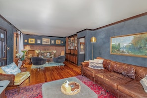 Smart TV, fireplace, books - Newly Renovated 4-bedroom, 3 Bath, Large Yard, 9 Mins from SpookyNook (Mount Joy)