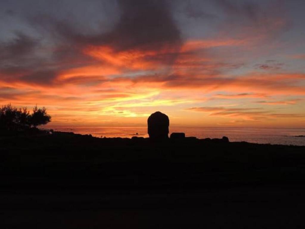 Silueta de una persona contra un cielo al atardecer.