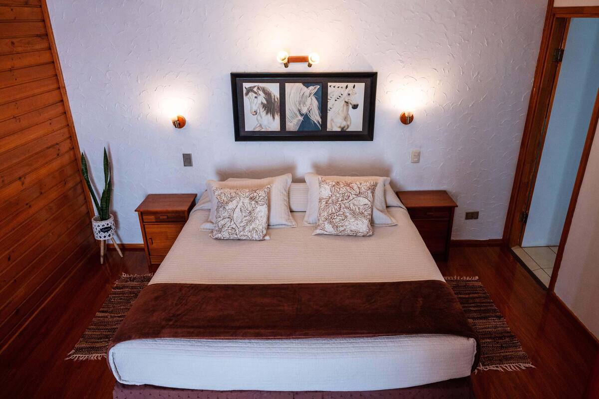In-room safe, laptop workspace, iron/ironing board, free WiFi
