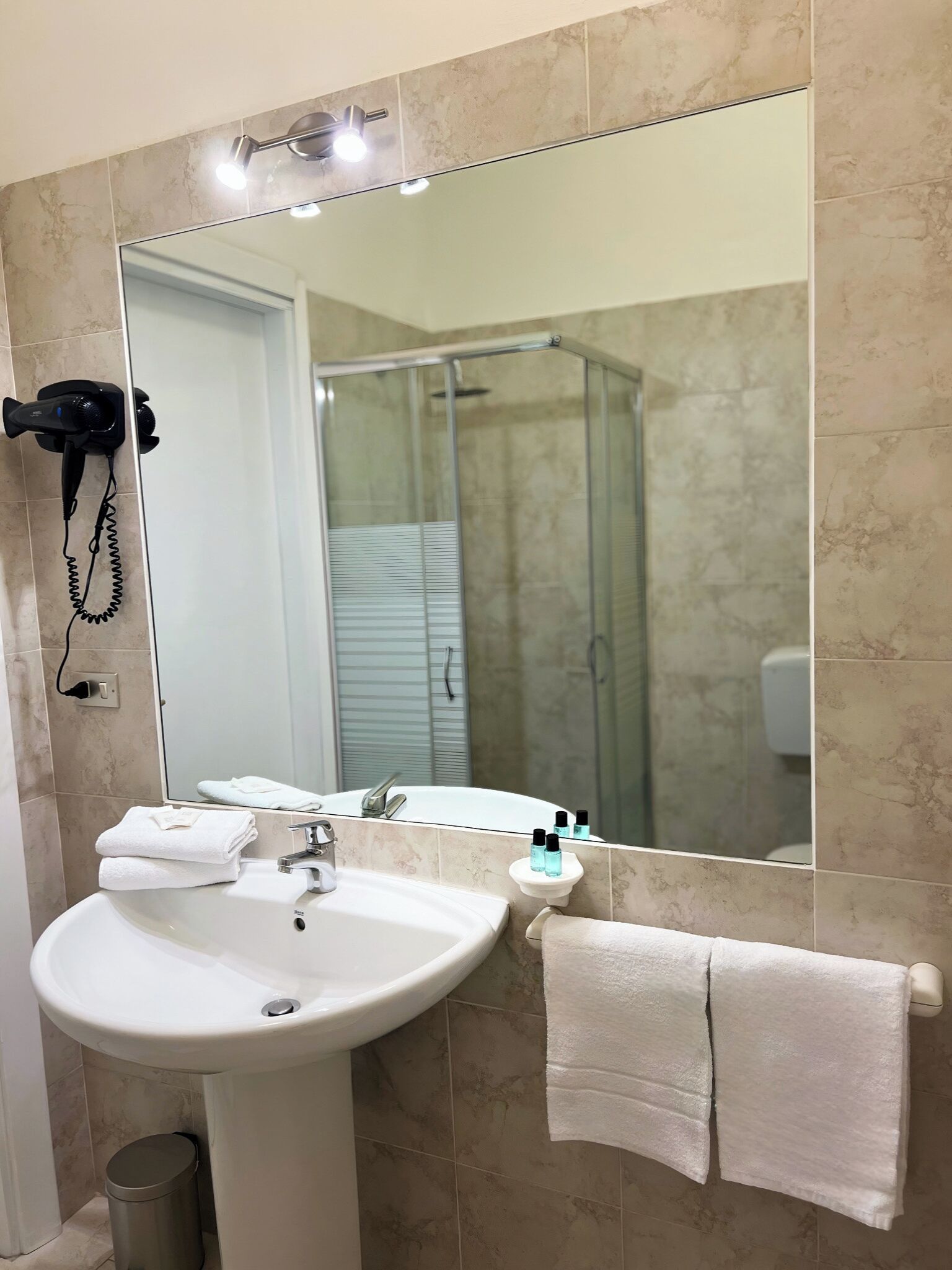 Dutxa, assecador de cabells, tovalloles i sabó 