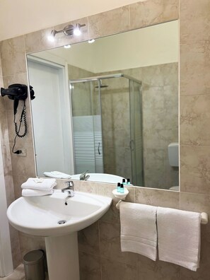 Douche, sèche-cheveux, serviettes fournies, savon