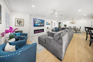 TV connectée, cheminée, baby-foot, livres