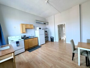 Private kitchen - King Bedroom Cozy Apartment near SLU 3E (St. Louis)