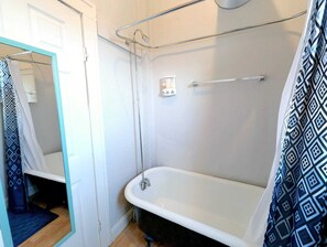 Sèche-cheveux, serviettes fournies, savon, papier toilette