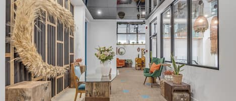 Coin salon dans le hall