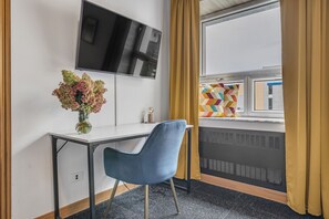 Loft Plus Queen Kitchenette | Desk, laptop workspace, iron/ironing board, free WiFi