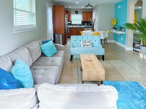 TV connectée, livres, chaîne hi-fi