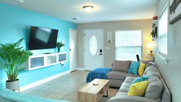 Smart TV, libros y estéreo