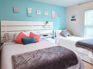 2 室のベッドルーム、デスク、アイロン / アイロン台、旅行用ベビーベッド