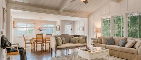 Smart TV, libros, estéreo, monitor de computadora