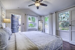 3 bedrooms, desk, iron/ironing board, travel cot - Timeless Charm, Modern Comfort close to everything (Sonoma)