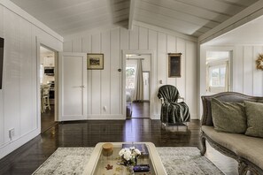 Smart TV, books, stereo, computer monitors - Timeless Charm, Modern Comfort close to everything (Sonoma)