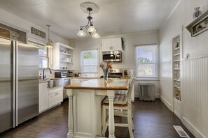 Fridge, microwave, oven, stovetop - Timeless Charm, Modern Comfort close to everything (Sonoma)
