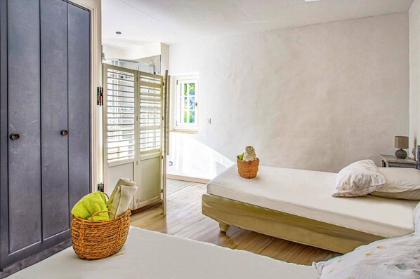 2 bedrooms, WiFi, bed sheets