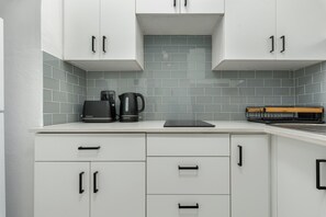 Fridge, microwave, stovetop, electric kettle - Aesthetic Green Point Studio |Table Mountain Views (Cape Town)