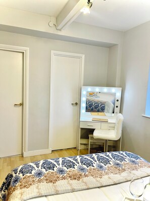 1 dormitorio, tabla de planchar con plancha, wifi y ropa de cama