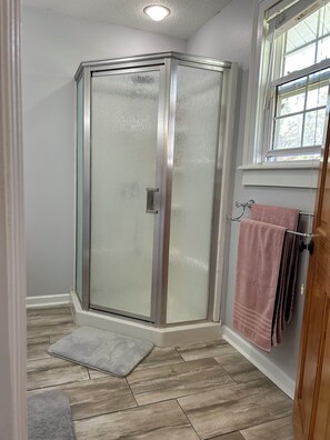 Regadera, amenidades de baño ecológicas, secadora de cabello, toallas
