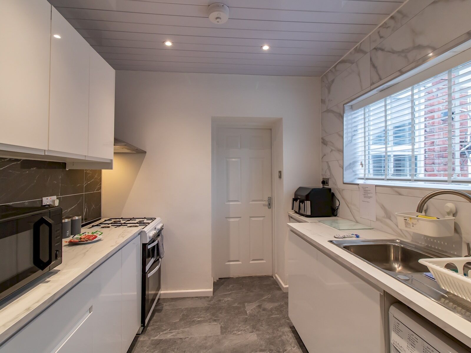 Réfrigérateur, micro-ondes, four, grille-pain