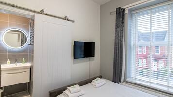 5 bedrooms, iron/ironing board, free WiFi, bed sheets
