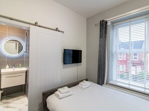 5 bedrooms, iron/ironing board, free WiFi, bed sheets