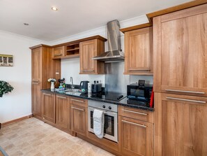 Fridge, microwave, oven, toaster - Walters Ash Hideaway Flat - Pass the Keys (Walter's Ash)