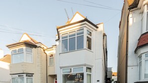 A row of two-story houses with bay windows and a paved driveway. - Cosy flat in Leigh - Pass the Keys (Southend-on-Sea)