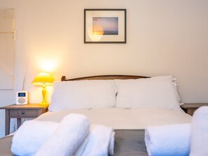 3 bedrooms, free WiFi, bed sheets - Cosy cottage hideaway set in beautiful countryside - Pass the Keys (Hopesay)