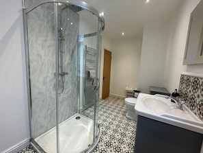 Shower, hair dryer, towels - Stunning & Cosy Cottage in Historic Moffat - Pass the Keys (Moffat)