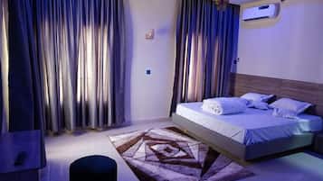 Apartemen Deluks, balkon, pemandangan kota | 2 kamar tidur, meja kerja, dan ruang kerja ramah laptop