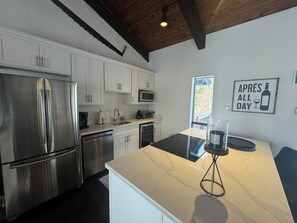 Kylskåp, ugn, spishäll och diskmaskin