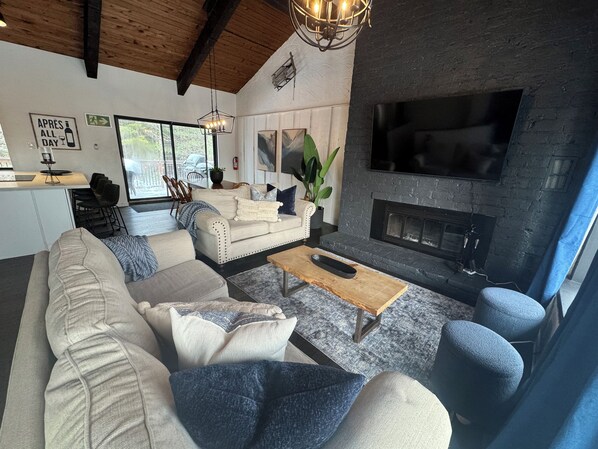 Téléviseur connecté, foyer, table de ping-pong