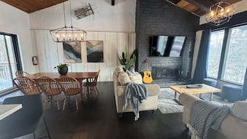 Smart-TV, Kamin, Tischtennisplatte