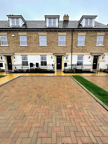 Luxury 4-Bed Home Sleeps 8 | Parking, EV Charger & PS5 | Near Ebbsfleet Intl